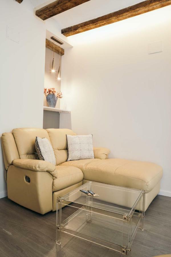 Apartment Cathedral Modern 2br, 1ba, Wifi, A\c, Balcony