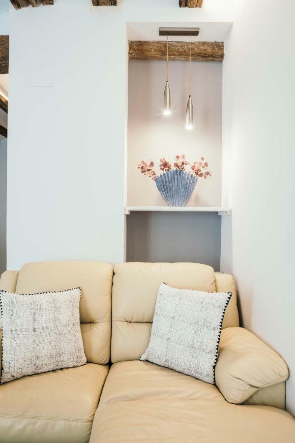 Cathedral Modern 2br, 1ba, Wifi, A\c, Balcony Valencia