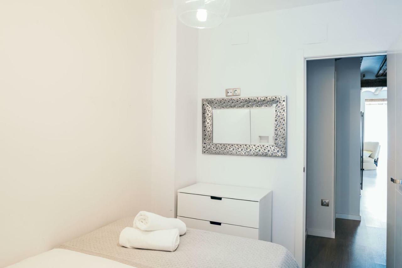 Cathedral Modern 2br, 1ba, Wifi, A\c, Balcony * Valencia